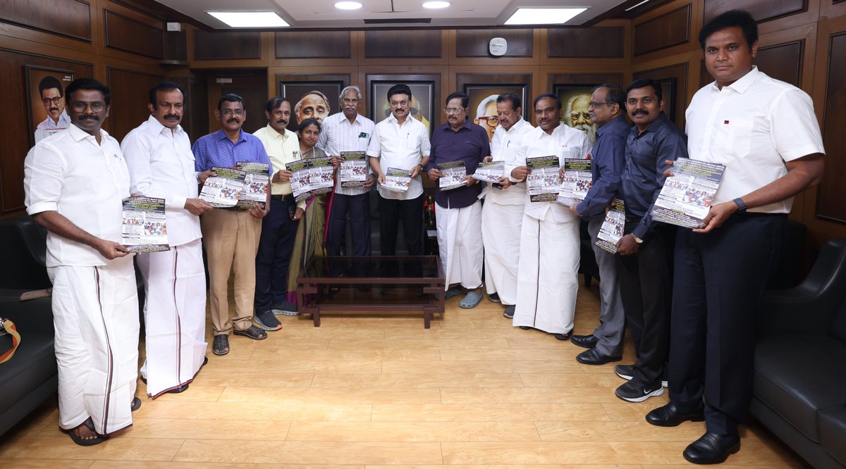 arivalayam's tweet photo. கழகத் தலைவர் மு.க.ஸ்டாலின் அவர்களை இந்திய மக்கள் வாக்குரிமை மீட்பு இயக்க(MRVR)த்தின் நிர்வாகிகள் சந்தித்தனர்.

கழகத் தலைவர் மு.க.ஸ்டாலின் அவர்களை, இன்று (14,8,2026), காலை, அண்ணா அறிவாலயத்தில் உள்ள கழக அலுவலகத்தில் “ஈவிஎம்-ஐ ஒழிப்போம் – வாக்குச் சீட்டு முறையை மீண்டும் கொண்டு வருவோம் – ஜனநாயக உரிமையை காப்போம்” எனும் கோட்பாடுகளுடன் துவங்கப்பட்டுள்ள  இந்திய மக்கள் வாக்குரிமை மீட்பு இயக்கத்தினர் (Movement for Retrieving Voter Rights - MRVR) நேரில் சந்தித்தனர்.

அதுபோது கழகப் பொதுச்செயலாளர் துரைமுருகன், துணைப் பொதுச்செயலாளர்கள் க.பொன்முடி, ஆ.இராசா, எம்.பி., முன்னாள் அமைச்சர்கள் எஸ்.முத்துசாமி, டிஆர்பி.ராஜா, சட்டத்துறை இணைச் செயலாளர் இ.பரந்தாமன் ஆகியோர் உடனிருந்தனர்.