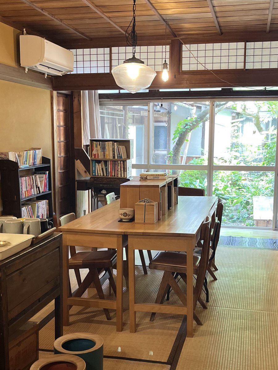 haplanlan's tweet photo. とてもいい雰囲気の古書店
ﾈｺﾁｬﾝ見たかった〜 https://t.co/rEdhZmD8CE