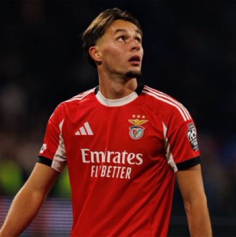TransferNe92127's tweet photo. 🚨⚪️⚫️ Il Newcastle è in trattative club contro club con il Benfica per il terzino ventitreenne Amar Dedić.

Le negoziazioni sono iniziate oggi e Dedić è desideroso di trasferirsi al #NUFC, approvato anche come obiettivo da Matthias Jaissle. https://t.co/7vZiSa6yjY