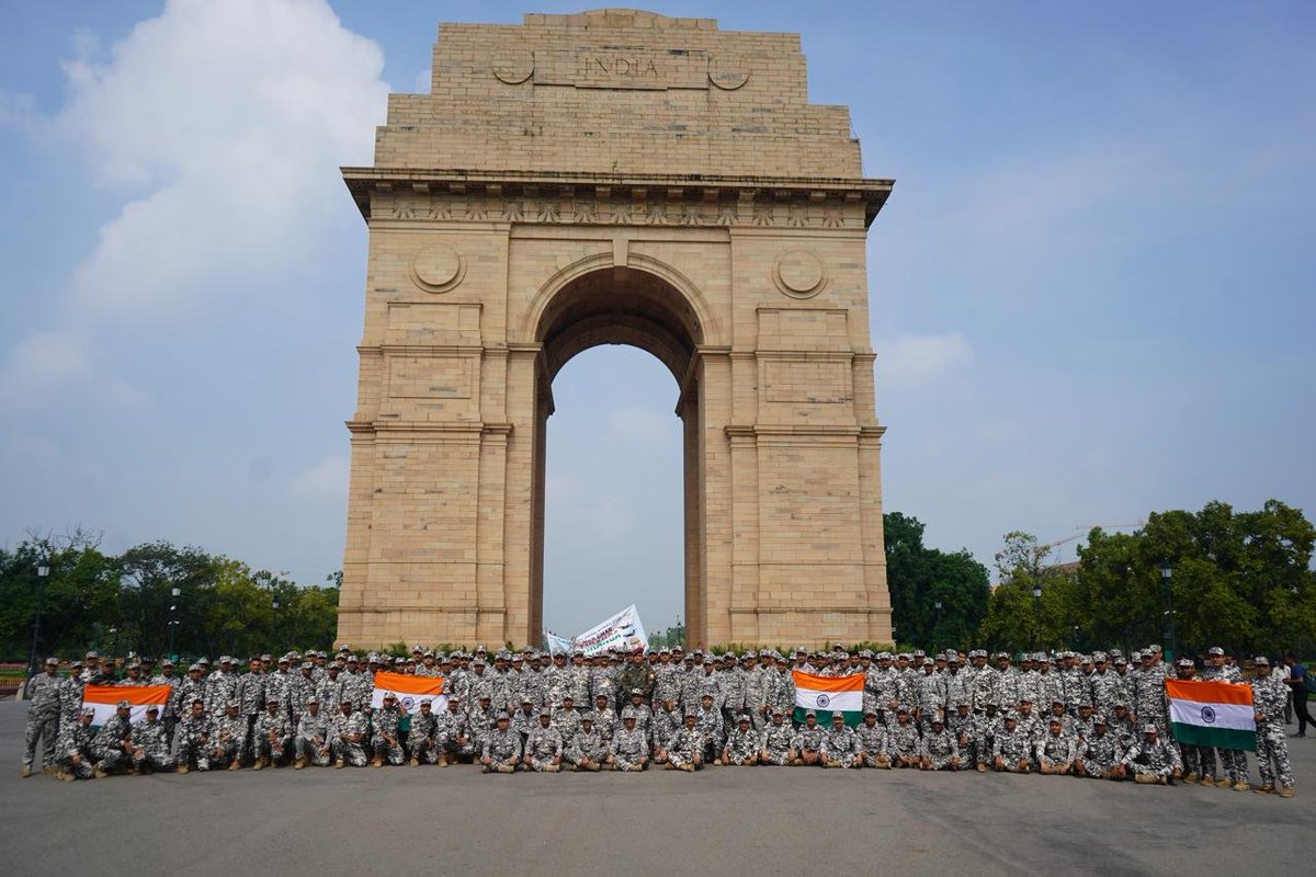 IAF_MCC's tweet photo. The Indian Air Force organised the #HarGharTiranga Bike Rally to commemorate 150 years of Vande Mataram and to celebrate the enduring spirit of patriotism and national pride.

The #HarGharTiranga bike rally paid homage at the National War Memorial (NWM) to the brave heroes who made the supreme sacrifice in service of the nation.

#HarGharTiranga #VandeMataram150 #IndianAirForce 
#80thIndependeceDay
#NWM

@DefenceMinIndia 
@SpokespersonMoD
@HQ_IDS_India
@adgpi
@indiannavy
@CareerinIAF
@salute2soldier