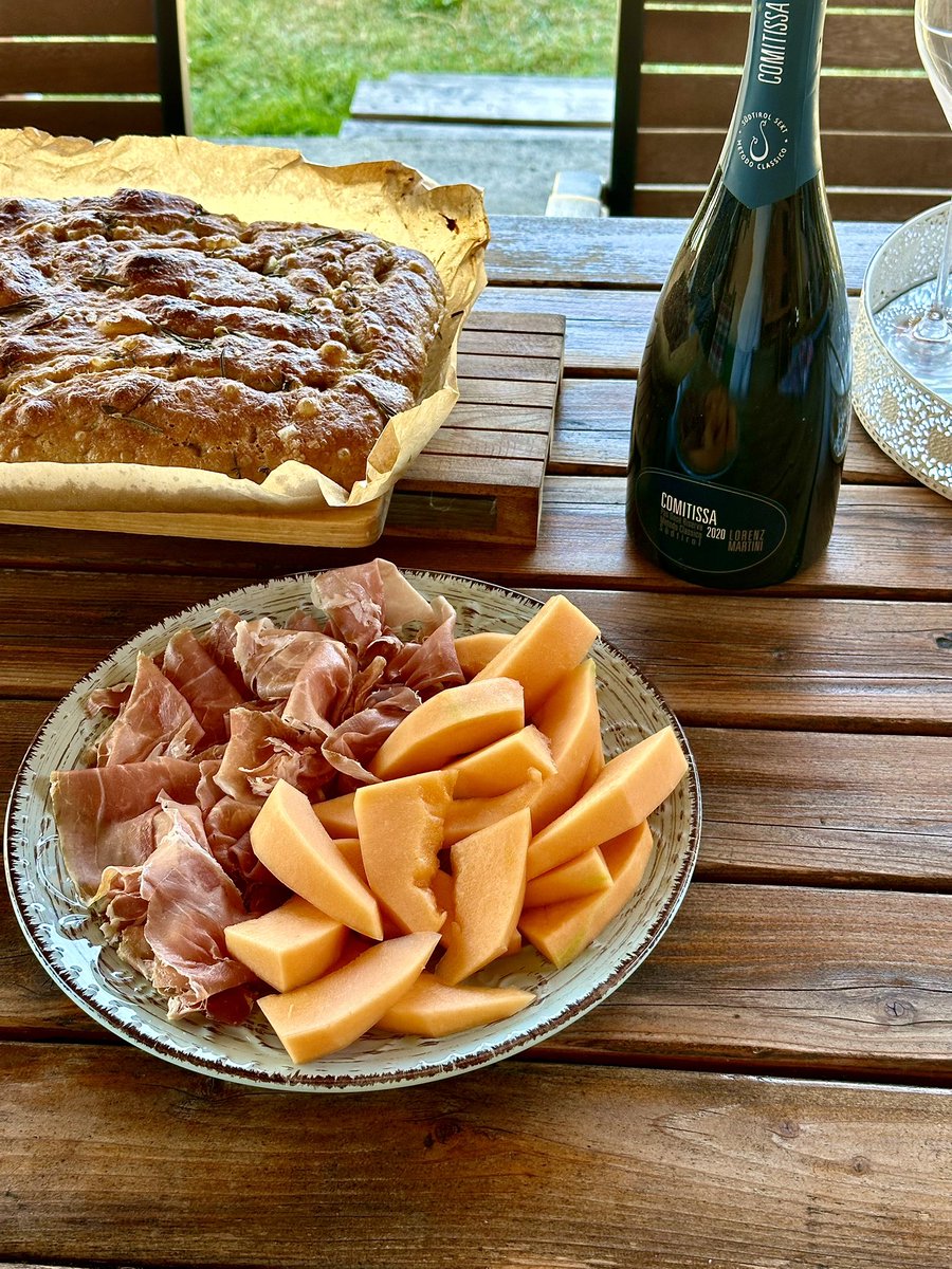 mc_macek's tweet photo. 🥂🍀Pátek. Maso čeká na svůj osud, focaccia už je připravená… a Prosecco se raději chladí předem. 🥩🥂😎
Něco se dneska určitě semele. 😂
Krásný pátek všem bez rozdílu 🍀
#odplotny https://t.co/ZJImKvpoO7