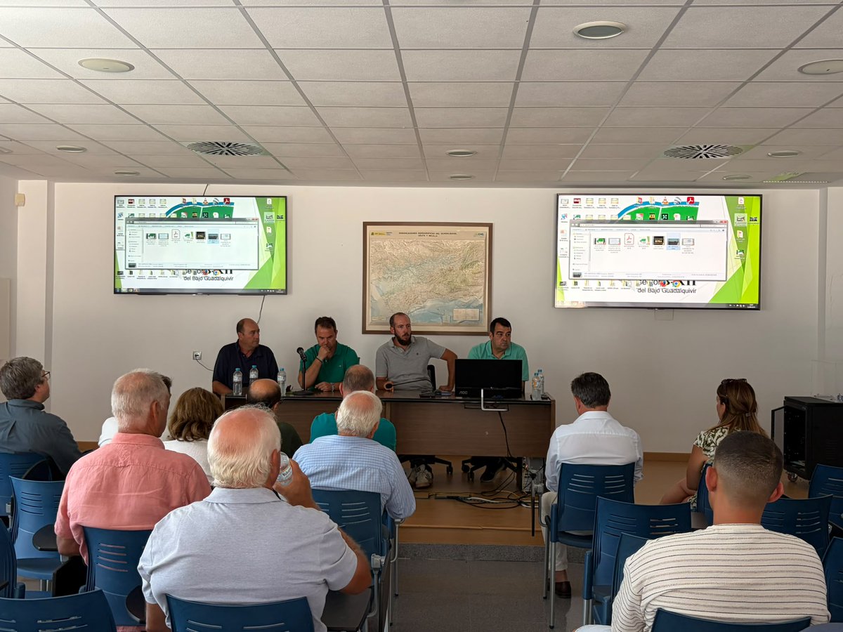 La_COAG's tweet photo. 4/ Nuestro secretario general @A_Gongora_COAG  ha estado en Bajo Guadalquivir: en Las Marismas de Lebrija, en explotaciones de tomate y en la Comunidad de Regantes BXII.

No de visita protocolaria: escuchando de primera mano lo q está pasando y llevándolo donde hay que llevarlo. https://t.co/QS2sOxLeD2