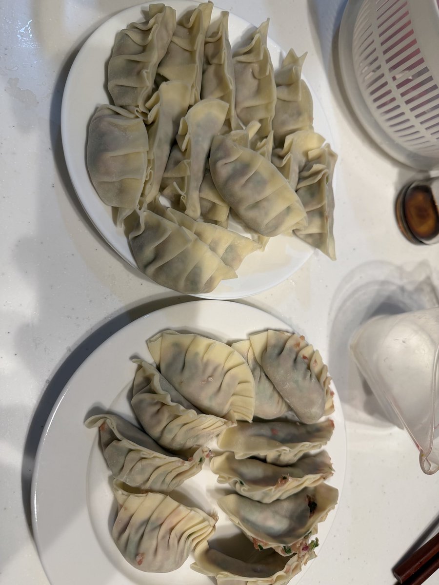 klamubon's tweet photo. 餃子にぎにぎ https://t.co/ayPMpgJM7I