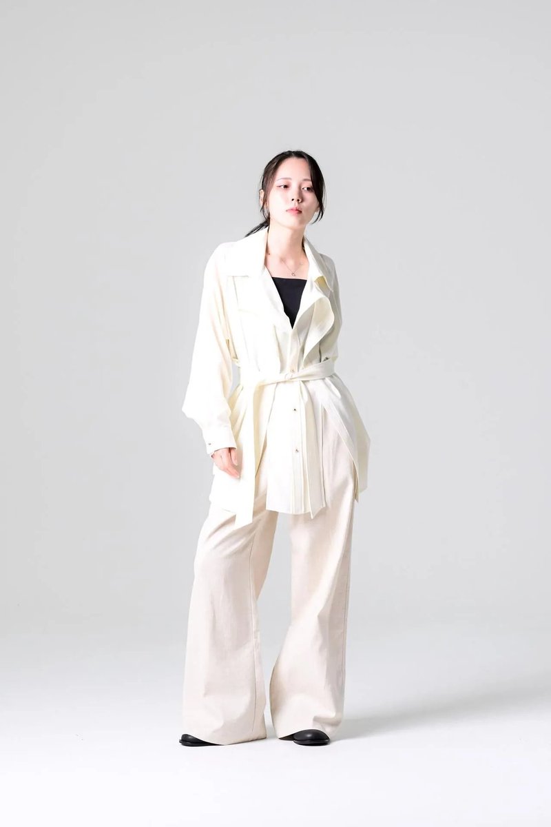 DearJoze's tweet photo. SUÉSADA 
Trench Shirt White

襟や背面のデザイン、ウエストの同布のベルトなどトレンチコートらしいデザインを取り入れたシャツ。

https://t.co/9O5V1FqwHO https://t.co/04rPPKCOsB