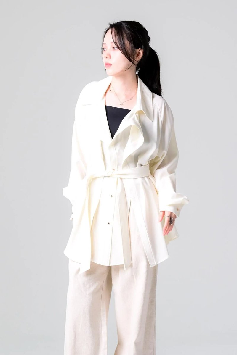 DearJoze's tweet photo. SUÉSADA 
Trench Shirt White

襟や背面のデザイン、ウエストの同布のベルトなどトレンチコートらしいデザインを取り入れたシャツ。

https://t.co/9O5V1FqwHO https://t.co/04rPPKCOsB