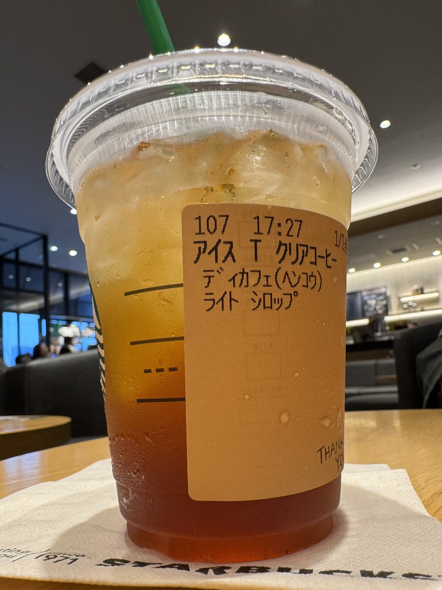 lifeeditjapan's tweet photo. スタバで目に入ったクリアコーヒー☕️
浅煎りのエスプレッソを短時間で抽出、浄水で割ったものらしい。
スタバのコーヒーが濃すぎて苦手だったけど、これはアッサリで飲みやすい。
かなり水で薄めた感はあるけど😄
#スタバ
#クリアコーヒー
#STARBUCKS
#ClearCoffee https://t.co/pgrlevVsXP