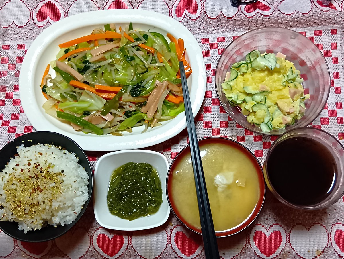 hir7148's tweet photo. 8日は、野菜炒め、ポテトサラダ、玉ねぎと卵の味噌汁、もずく酢、わさびふりかけご飯。
9日は、辛口野菜カレー、野菜サラダ、コーンスープ。
10日は、カツカレーとわかめスープ。
11日はオムレツ風卵焼、鯖の味噌煮、白菜漬、たら煮、わさびふりかけご飯、大根の味噌汁。 https://t.co/3IqqAULQDU