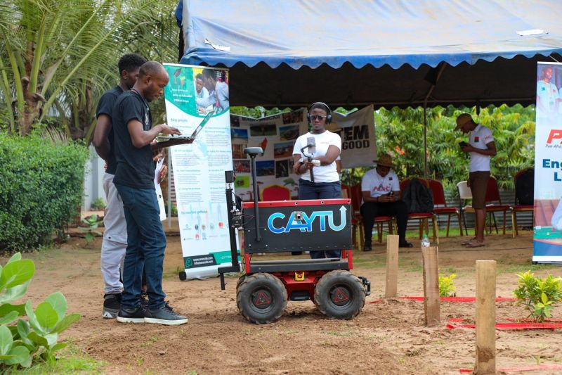 EyeThink_'s tweet photo. [ SENEGAL🇸🇳 ] 

Le Sénégalais Sidy Ndao mise sur la robotique autonome avec Caytu.

Sa plateforme permet de piloter à distance des robots partout dans le monde, mais aussi de gérer des flottes, analyser leurs données et former de futurs opérateurs.

Une initiative qui illustre le développement progressif de solutions robotiques conçues en Afrique.