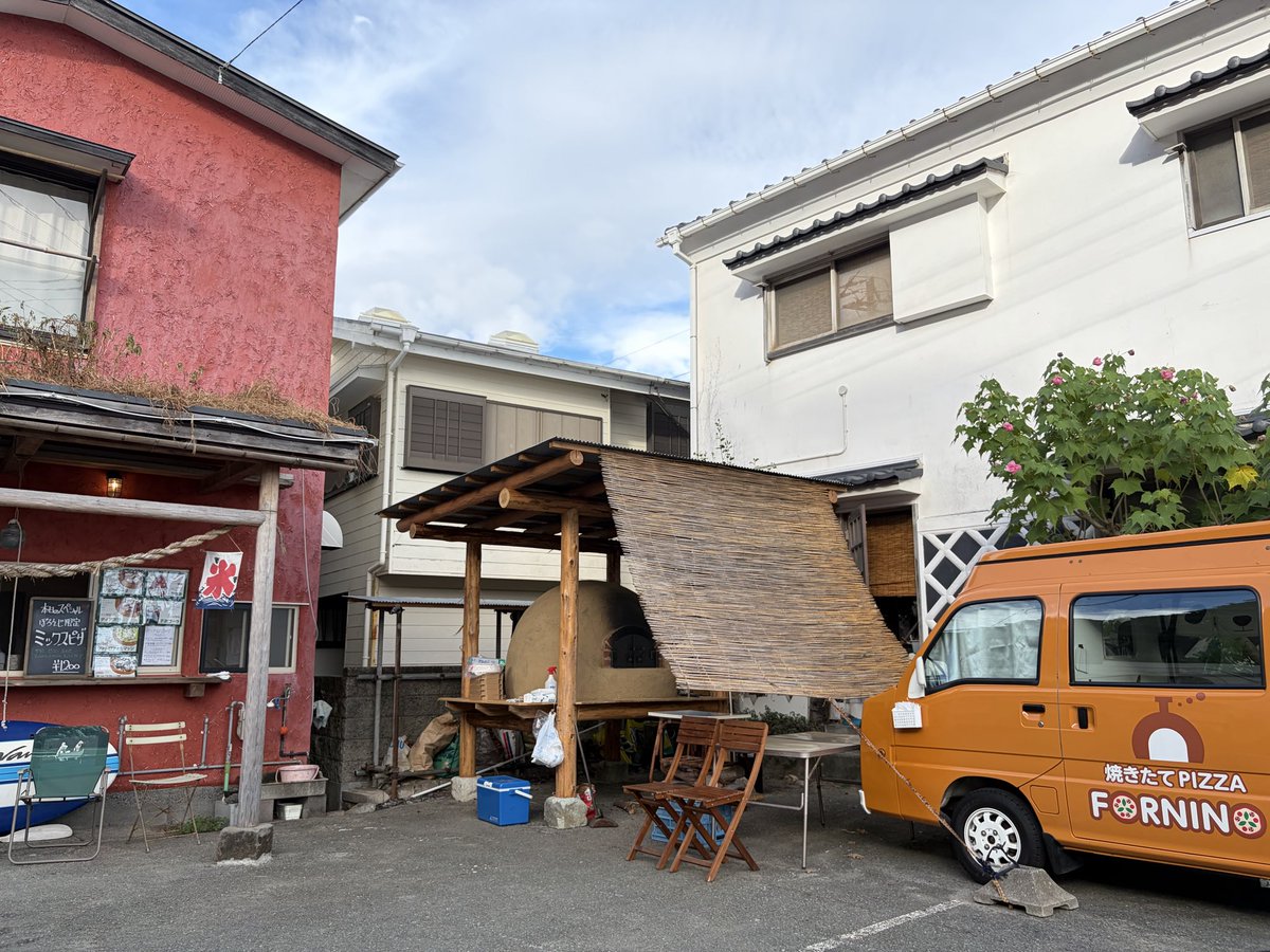 mayumi008's tweet photo. 本日も盛況ありがとうございました
明日と明後日でナポリピッツァはラストです
カキ氷に子浦コーラ
その他ドリンクなどは8/17（月）までやります
今日は気候がちょうどよくて浜辺でピッツァ食べる人が多かったです
あと防波堤でアジ釣れた！嬉しい！！
また明日〜
●海の家ぼろんじ
11:00-16:00 https://t.co/kcvswwcAsj