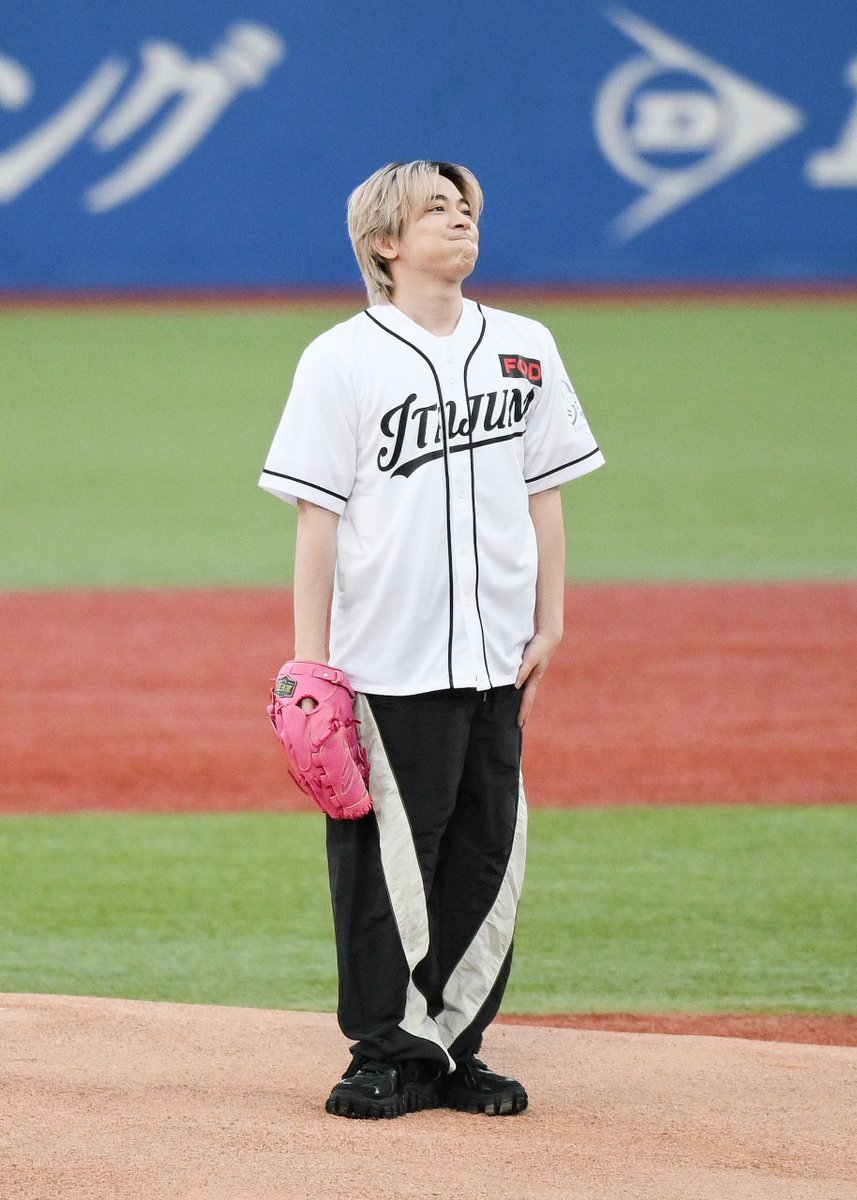 Itsumo__Nemui_'s tweet photo. 知念くん始球式⚾️✨

17時頃から降り始めた雨も始球式の頃には止みました‼️晴れ男ですか⁉️

※写真の保存はご自由にどうぞ！
※二次利用はご遠慮ください🙇‍♀️

 #知念侑李 #HeySɑyJUMP https://t.co/YY2p0w3JxJ