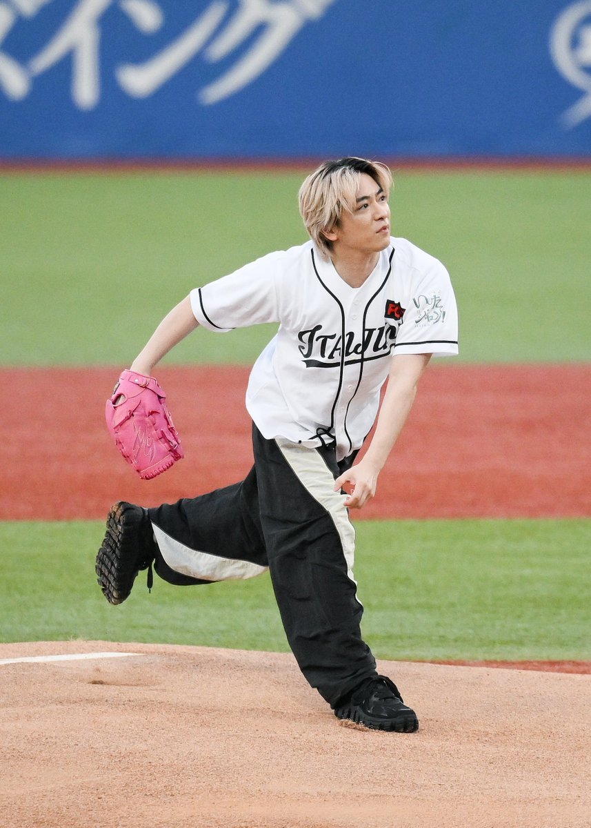 Itsumo__Nemui_'s tweet photo. 知念くん始球式⚾️✨

17時頃から降り始めた雨も始球式の頃には止みました‼️晴れ男ですか⁉️

※写真の保存はご自由にどうぞ！
※二次利用はご遠慮ください🙇‍♀️

 #知念侑李 #HeySɑyJUMP https://t.co/YY2p0w3JxJ