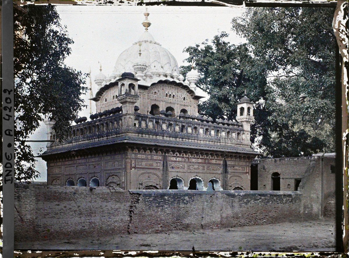 SamDalrymple123's tweet photo. The photographs capture vanished gurdwaras, temples, and the vibrant, original frescoes of sites like Ranjit Singh’s samadhi. https://t.co/oovNsrgdA9