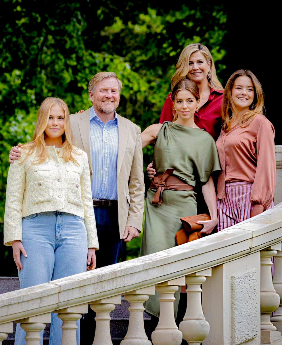 royalchildren_'s tweet photo. #KingWillemAlexander #QueenMaxima #PrincessCatharinaAmalia #PrincessAlexia and #PrincessAriane of The Netherlands attend the summer photo session in the Dutch Garden at Clingendael Estate in The Hague, Netherlands ☀️ -May 21st 2026.
.
📷 : Patrick van Katwijk/@GettyImages https://t.co/SyoJ2hG8KE