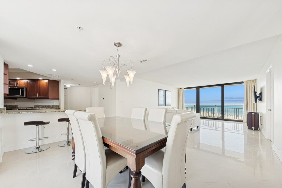 DebbieHawks123's tweet photo. Preparing to list your home or condo? Start with the details buyers notice most: clean and uncluttered rooms, bright lighting, fresh paint where needed, working fixtures, and clear access to major systems. These simple listing-preparation steps can make professional photography a https://t.co/BtM1gIJRVi