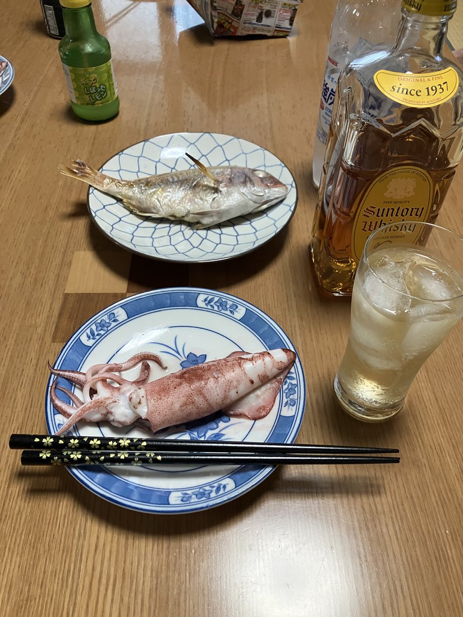 fujimoty55's tweet photo. 淡路島産鯛とイカの焼き物なう
里帰りの実家メシ
新鮮美味 https://t.co/2Uw2bGB5Uc