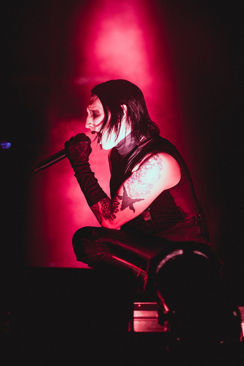 iconicafest's tweet photo. Recordando a @marilynmanson  conquistando la Plaza, regalándonos un viaje directo a los himnos que forjaron nuestra juventud🎸🖤

🔥Energía desbordada, una puesta en escena implacable y una conexión que solo sucede cuando la música se convierte en leyenda.

Desliza y vive la leyenda➡️
📸 @NiccoloGuasti  , @Mauri_Buhigas