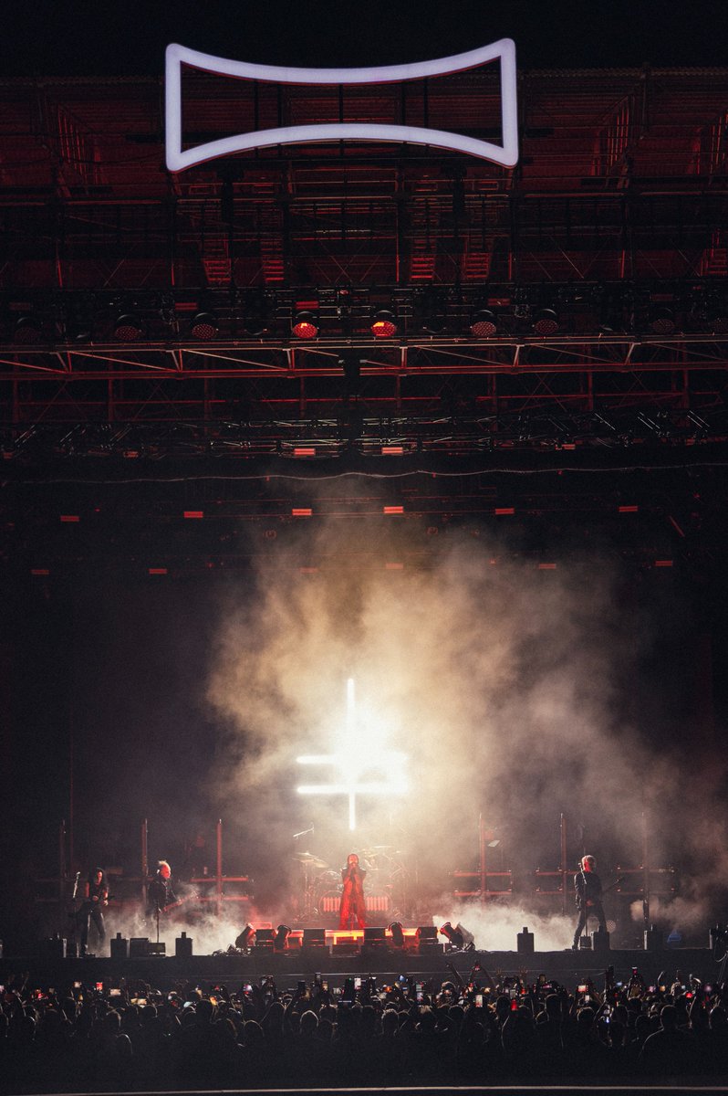 iconicafest's tweet photo. Recordando a @marilynmanson  conquistando la Plaza, regalándonos un viaje directo a los himnos que forjaron nuestra juventud🎸🖤

🔥Energía desbordada, una puesta en escena implacable y una conexión que solo sucede cuando la música se convierte en leyenda.

Desliza y vive la leyenda➡️
📸 @NiccoloGuasti  , @Mauri_Buhigas