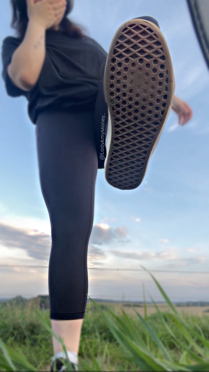 LadyAmyMoney_'s tweet photo. Ich war diese Woche viel zu beschäftigt und hatte kaum Zeit für mein Fußvolk. 😌

Ihr dürft jetzt eure Gesichter an die heilige Sohle kleben und dabei brav für meine Entspannung senden. https://t.co/baMR659nH5