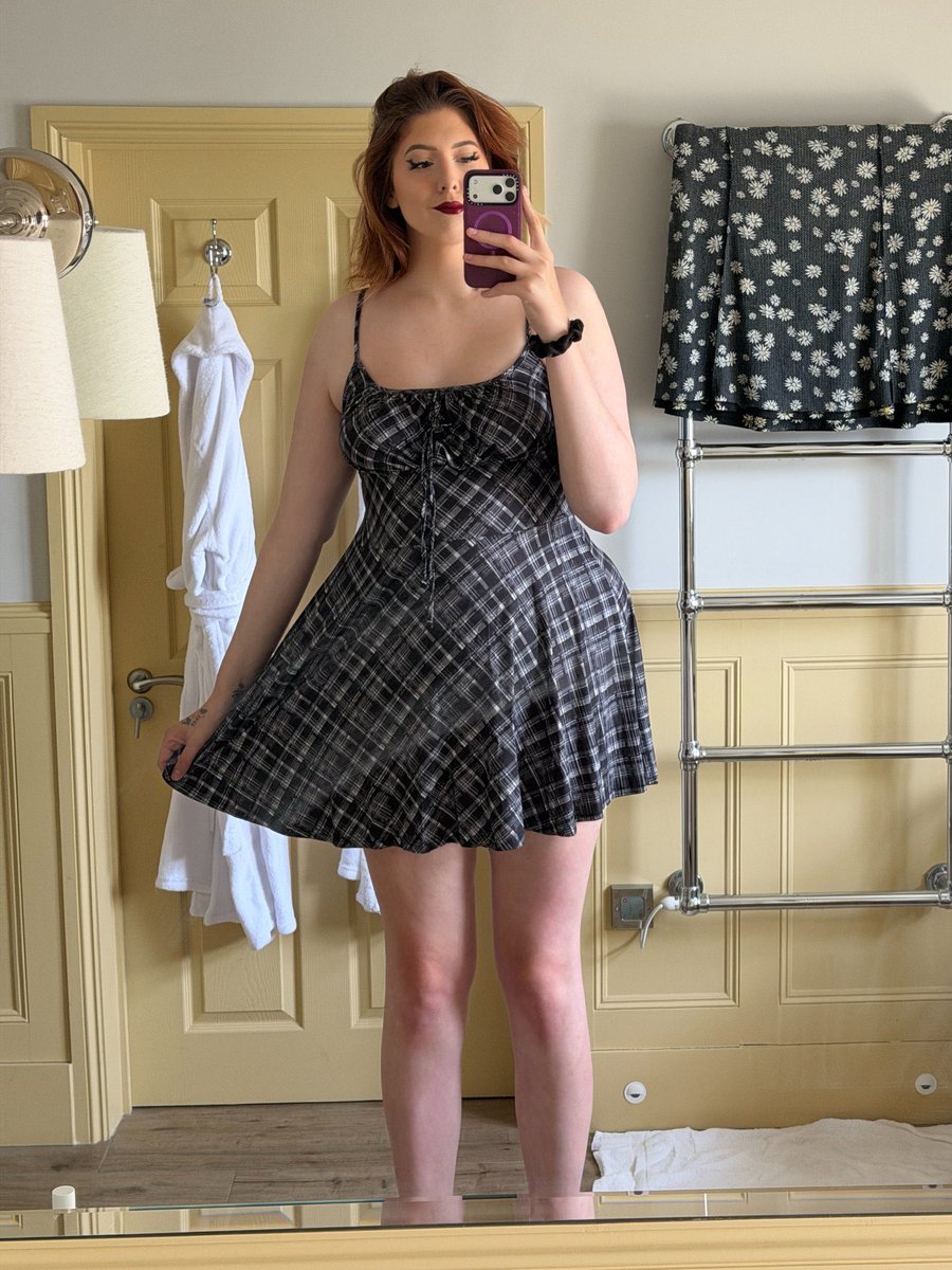 Katie69sl's tweet photo. so happy to have finally found a dress i like 🥰

its so hard shopping for clothes as a 6'9" tall woman! 😭💔 https://t.co/tFeWjT8NgL