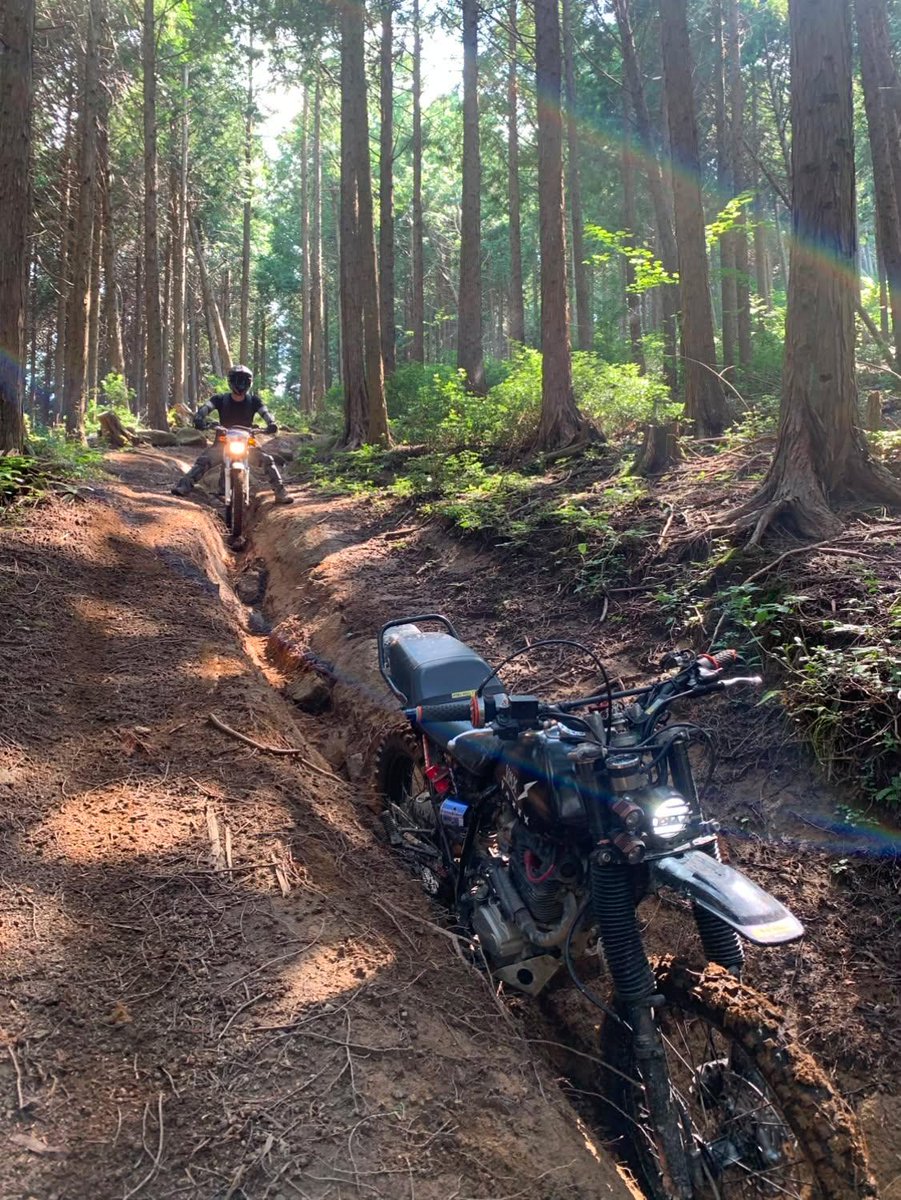 chikuwax010's tweet photo. 借り物バイクで初林道でお盆休みスタート https://t.co/kuxglNF7b1