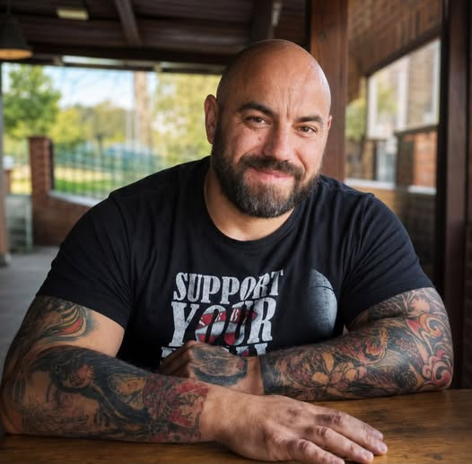 Dijadoh's tweet photo. Srbija 24h
Aleksandar Stanojlović – Badžes iz Šapca.
Više od stotinu puta učestvovao u humanitarnim akcijama. Nedavno je objavio–poklanja jedan od svojih motora za lečenje malog Matije.
Napravio azil za pse, spasavao ljude i životinje, hranio i lečio one koje je država zaboravila https://t.co/SISgzA5ZAI
