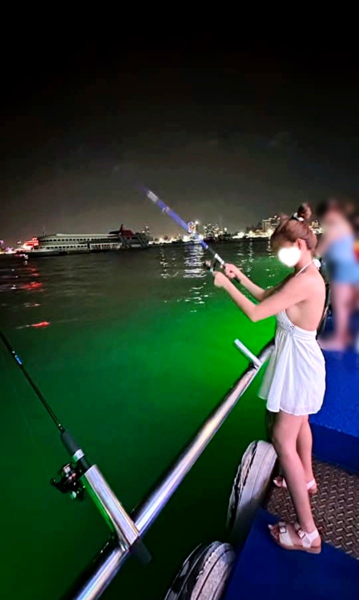 KTBOY69's tweet photo. 夜釣小卷真好玩
可可上勾的一瞬間🎉🎉

（霸氣外露的可可）
只有我擺錯重點嗎😆 https://t.co/m2PTdSIi1k