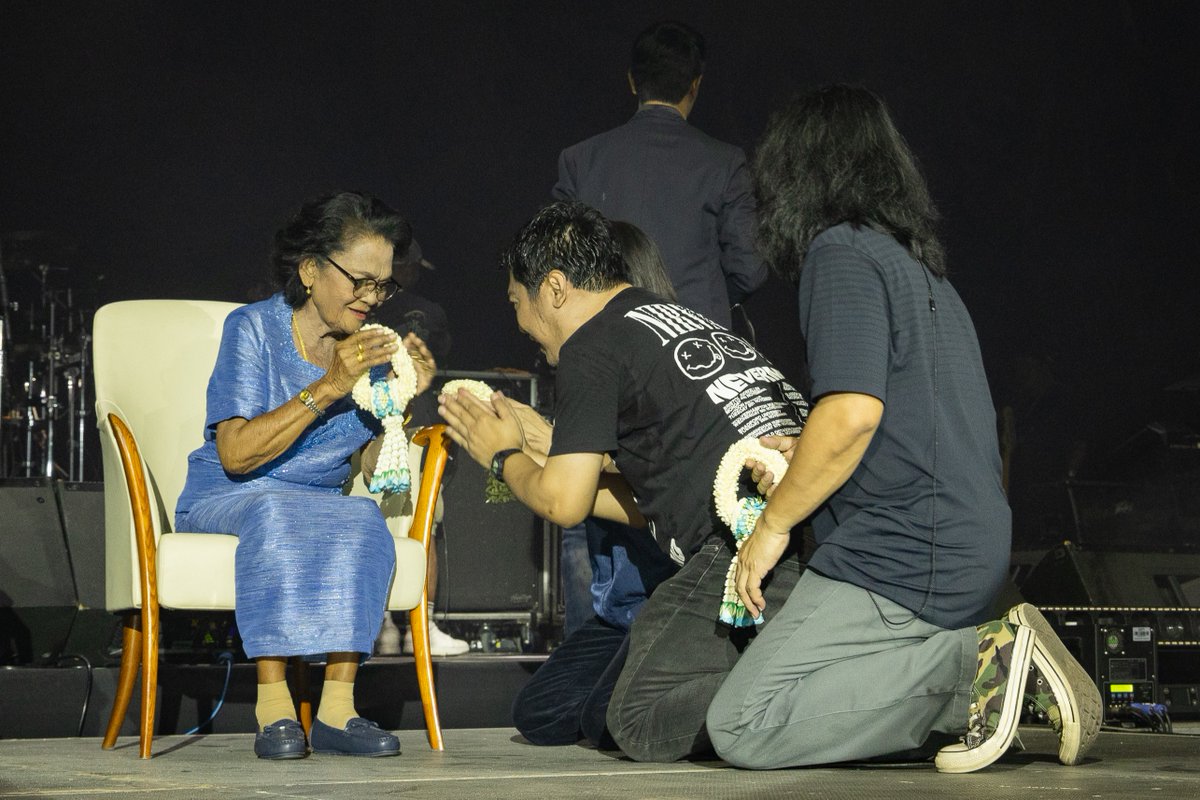 thaipost's tweet photo. 'เสก โลโซ' ขน 23 เพลงฮิตบุกเดอะมอลล์โคราช พร้อมกราบแม่บนเวที
คลิกอ่าน https://t.co/zDFmakqEgH
#บันเทิง #SEKLOSO #CISHOWBIZ #LUSTERENTERTAINMENT #เสือใหญ่ #XPM #PMCENTER #visualsolution https://t.co/qTa5LvZcDg