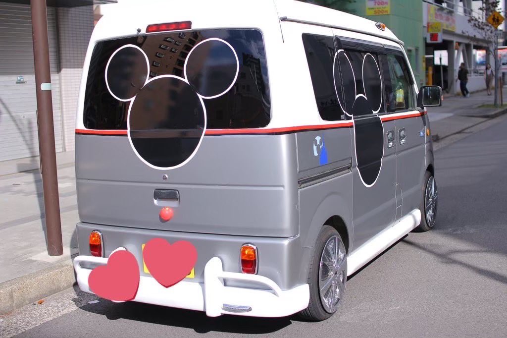 mickeybus_4439's tweet photo. @JA19sanQ @Swordfeeling @joejoemagic 実は２台あるんですよ！ミニは��自動車で作ってます！ミッキーとミニーのマドは左右逆になってます！ https://t.co/Ee74st81KP