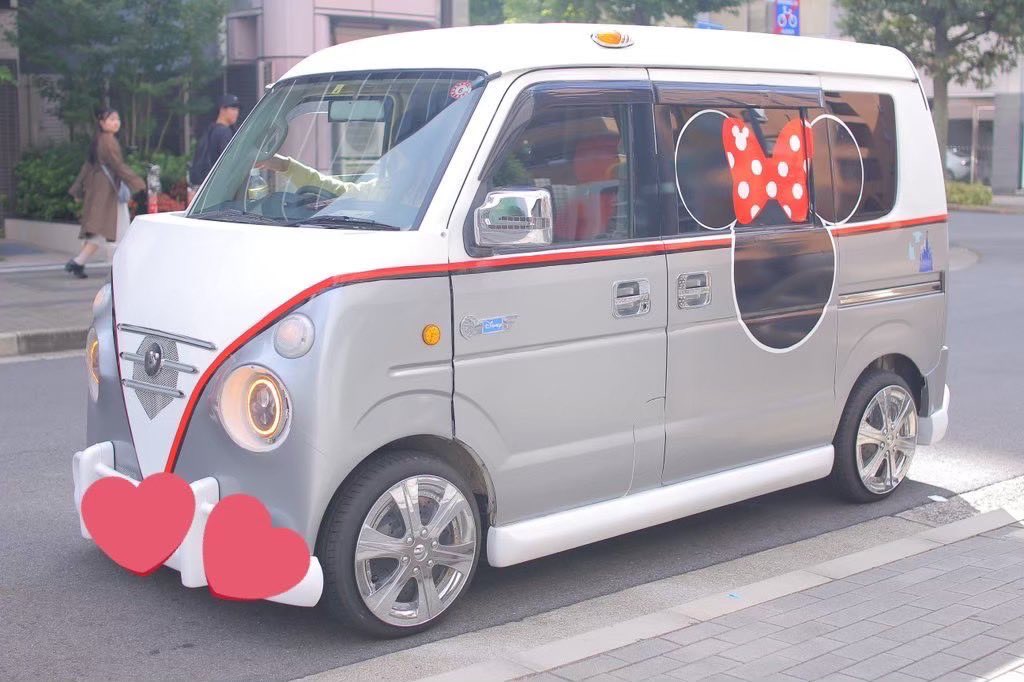 mickeybus_4439's tweet photo. @JA19sanQ @Swordfeeling @joejoemagic 実は２台あるんですよ！ミニは��自動車で作ってます！ミッキーとミニーのマドは左右逆になってます！ https://t.co/Ee74st81KP