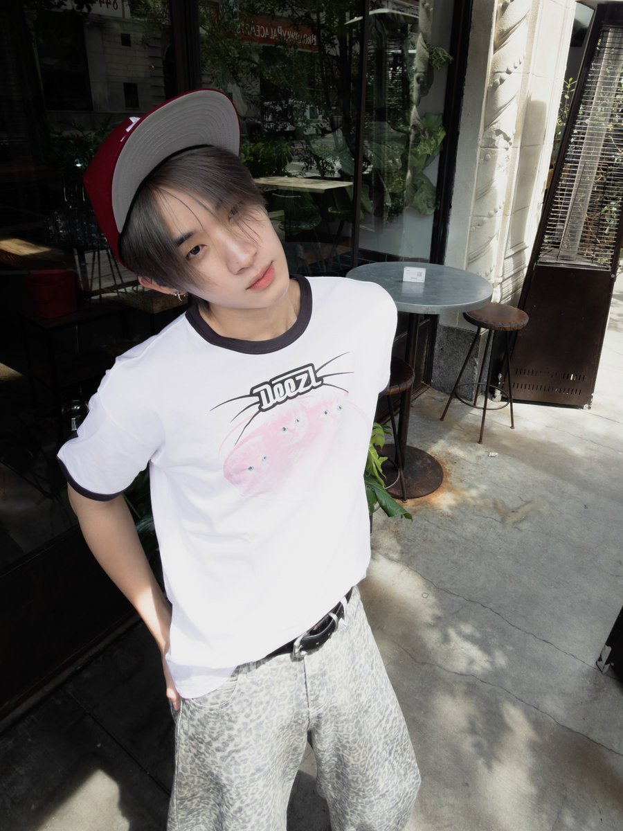 jujuisiu's tweet photo. หมวยรู้ไหมว่าความสวยของหมวยมันไม่ใช่แค่เรื่องหน้าตาเลยอะ มันเป็นความสวยแบบที่มองแล้วหยุดมองไม่ได้ ต่อให้เจอคนอีกเป็นร้อยเป็นพันก็ไม่มีใครทำให้รู้สึกแบบเดียวกับหมวยได้ เวลาที่หมวยยิ้ม โลกมันดูใจดีกับเฮียขึ้นทันที เหมือนทุกอย่างรอบตัวมันเบาลงไปหมด แค่เห็นหน้าหมวยในวันที่เหนื่อยๆ มาทั้งวัน มันก็กลายเป็นวันที่น่าอยู่ขึ้นมาเฉยเลย หมวยสวยในแบบที่ไม่ต้องพยายามสวย แม้ตอนหน้าสด สวยแม้ตอนงอแง สวยแม้ตอนเพิ่งตื่นแล้วผมฟูๆ เพราะสำหรับเฮีย เสน่ห์ของหมวยมันอยู่ทุกตรง ทั้งสายตา รอยยิ้ม น้ำเสียง หรือแม้แต่ตอนหมวยเผลอทำหน้านิ่งๆ มันก็ยังน่ามองไปหมด จนบางทีก็แอบคิดว่าโลกนี้จะใจร้ายเกินไปไหม ที่สร้างคนสวยขนาดนี้มาแล้วส่งมาอยู่ตรงหน้าเฮีย แต่สิ่งที่ทำให้หมวยสวยที่สุดจริงๆ ไม่ใช่แค่หน้าตา มันคือความเป็นหมวยทั้งหมดเลย ความน่ารัก ความใจดี ความดื้อเล็กๆ เวลางอน เวลาหัวเราะ เวลาตั้งใจทำอะไรสักอย่าง มันทำให้เฮียยิ่งมองแป๋วแล้วตกหลุมรักซ้ำๆ แบบไม่มีวันเบื่อ ต่อให้มองทุกวันก็ยังรู้สึกว่า “เออ หมวยสวยว่ะ” ทั้งสวย ทั้งน่ารัก ทั้งทำให้ใจเราอ่อนลงได้ทุกครั้งที่มองหน้าแบบหมวยมันหาไม่ได้ง่ายๆ เลย แล้วรู้ไหม สิ่งที่อันตรายที่สุดเกี่ยวกับหมวยคือ ต่อให้วันไหนแป๋วไม่ได้แต่งตัว ไม่ได้แต่งหน้า ไม่ได้ตั้งใจจะสวย หมวยก็ยังสวยอยู่ดี สวยจนเฮียหวง สวยจนอยากอวดทั้งโลก แต่ก็อยากเก็บไว้คนเดียวในเวลาเดียวกัน เฮียรักหมวยไม่มีใครมาล้มความสวยของหมวยได้เพราะหมวยสวยที่สุดในโลกครับ สวยจนเฮียตั้งคำถาม“เชี่ยทำไมหมวยสวยจังว่ะ“สวยเหมือนไม่มีอยู่จริง เฮียยังไม่ตุยแต่ทำไมเห็นนางฟ้า น้องหมวยของพี่ 🤌🏻🫪

#hongshihoshi