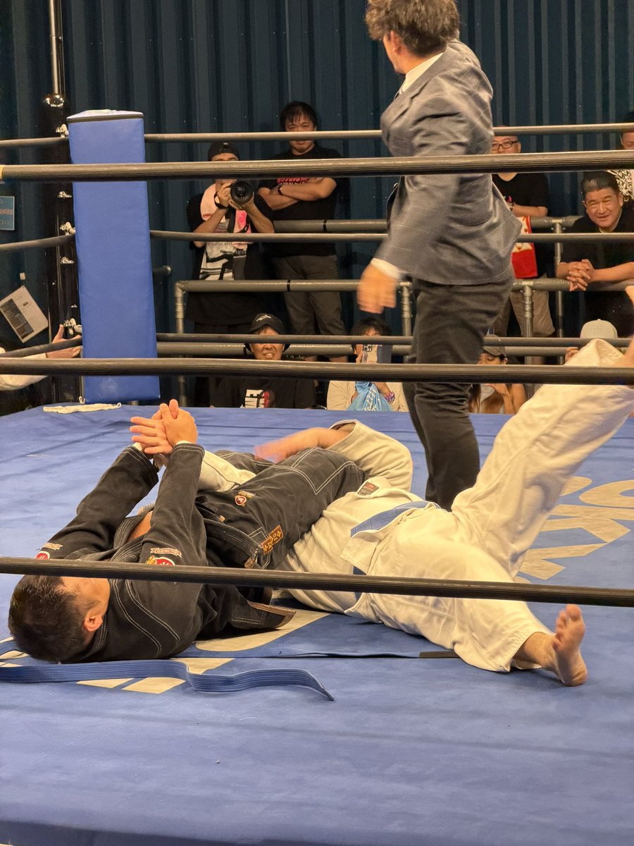 itokei_'s tweet photo. 大混乱の中JUDOマシンが植木崇行に大外刈誤爆から阿部史典が腕を極め一本！ #pro_j https://t.co/eRItIp6m1J