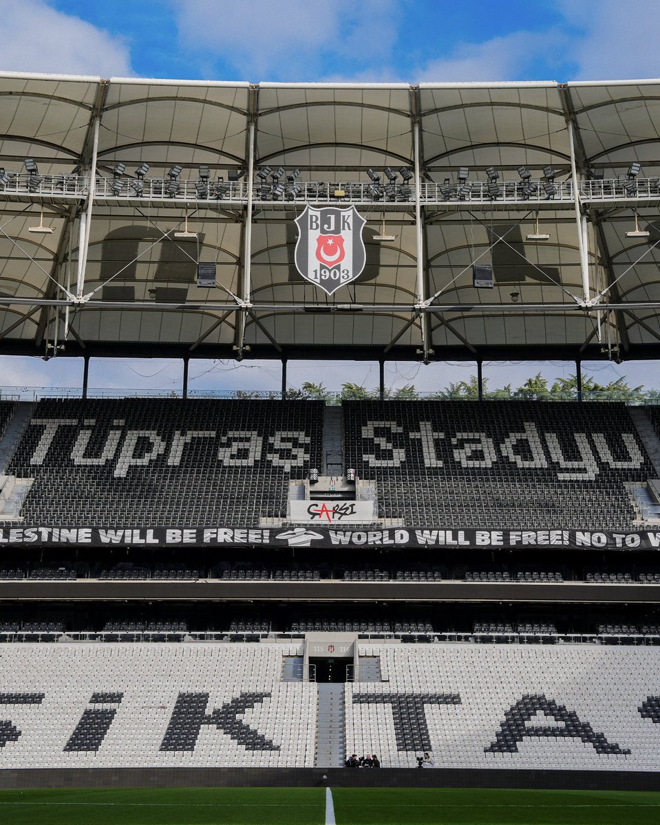 unibjkcom's tweet photo. BEŞİKTAŞ YÖNETİM KURULU’NDAN RİCAMIZDIR!

Beşiktaş yalnızca sahada mücadele eden bir spor kulübü değil; sembolleri, gelenekleri, tribün kültürü ve nesilden nesile aktarılan Beşiktaşlılık ruhuyla yaşayan büyük bir camiadır.

Beşiktaş tribünlerinin hafızasında bazı değerlerin yeri ve anlamı çok başkadır. Başka camialar için sıradan veya önemsiz görülebilecek detaylar, biz Beşiktaşlılar için geçmişimizle bugünümüz arasında kurulan bir bağın, aidiyetimizin ve ortak hafızamızın parçasıdır.

Bu değerlerden biri de eski İnönü Stadı’nın Kapalı tribününden bizlere miras kalan, Başkomutanımız Mustafa Kemal Atatürk’ün fotoğrafıyla karşılıklı yer alan şanlı Beşiktaş armamızdır.

Bugünkü adıyla Tüpraş Stadyumu’nun Doğu (Kapalı) Üst tribününde bulunan bu arma, yıllardır yalnızca bir görsel veya tribün süslemesi olmamıştır. O arma; İnönü’nün hatırası, Kapalı tribünün ruhu, geçmişten bugüne uzanan Beşiktaş kültürünün stadyumumuzdaki simgelerinden biridir.

Göğsümüzde taşımaktan ne kadar gurur duyuyorsak, evimizde, tribünümüzde, ait olduğu yerde görmenin de aynı gururu taşıdığına inanıyoruz.

Bu nedenle söz konusu alana yerleştirilen LED skorboard ekranının, stadyum içerisinde teknik açıdan uygun başka bir noktaya taşınmasını ve Türk bayraklı şanlı Beşiktaş armamızın yeniden eski yerine, ait olduğu noktaya konulmasını Beşiktaş Yönetim Kurulu’ndan saygıyla rica ediyoruz.

Talebimiz bir yeniliğe karşı çıkmak değil; modern stadyum ihtiyaçları karşılanırken Beşiktaş’ın tarihine, tribün kültürüne ve sembolleşmiş değerlerine de aynı hassasiyetle sahip çıkılmasıdır.

Çünkü Beşiktaş’ı Beşiktaş yapan yalnızca bugün kazandığımız maçlar değil; dünümüzden bugüne taşıdığımız değerlerimiz, hatıralarımız, armamız ve o armaya yüklediğimiz anlamdır.

İnönü bizim hafızamız, Kapalı bizim kültürümüz, arma ise ortak gururumuzdur.

Bu vesileyle takımımızın dün akşam elde ettiği galibiyeti kutluyor; Avrupa’da ve Süper Lig’de Beşiktaşımıza yakışan, başarılarla dolu güzel bir sezon geçirmemizi temenni ediyoruz.

Teknik heyetimize ve futbolcularımıza sezon boyunca yürekten başarılar diliyoruz. #UNIBJK