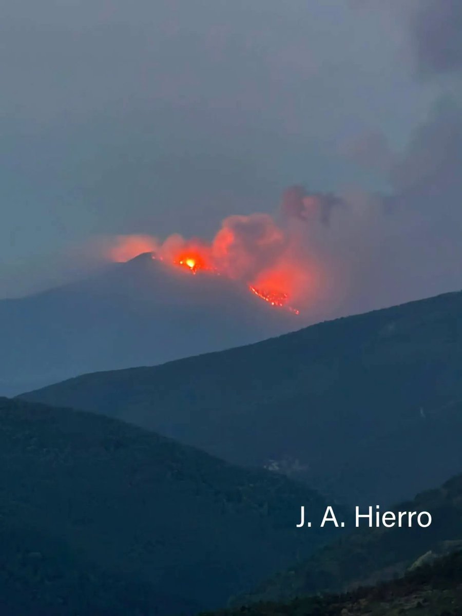 jacapirineos's tweet photo. 🖤 Comienza el día y desde #Jaca miramos al incendio #IFPeñasdeRiglos que quema desde el lunes un territorio que amamos...
Foto desde #Borau al #Cuculo
⭐¡¡Ánimo a todos los afectados y gracias a los que estáis trabajando allí, profesionales, vecinos y voluntarios!! 👩🚒🚜 https://t.co/p2wXYgjgOW