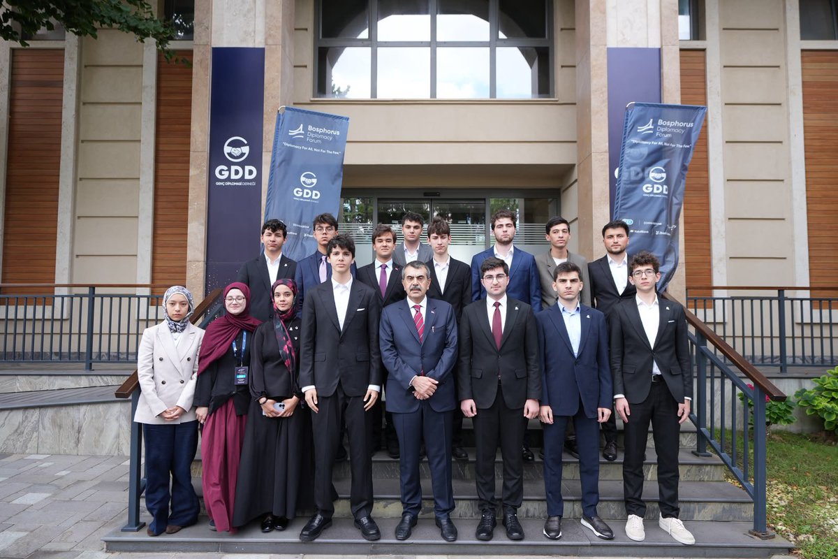 Yusuf__Tekin's tweet photo. 📍 İstanbul

Genç Diplomasi Derneği tarafından düzenlenen Bosphorus Diplomasi Forumu 2026’da gençler, karar alıcılar, diplomatlar, akademisyenler ve alanında uzman isimlerle bir araya geldik.

“Yeni Yüzyılda Eğitimin Dönüşümü” başlığı kapsamında kıymetli gençlerin bizlere yönelttiği soruları cevapladık, onlarla tecrübelerimizi paylaştık.

Gençlerin küresel krizleri takip etmenin yanında, bu krizlere ilişkin çözüm önerilerini müzakere eden ve çözüm geliştiren bireyler olarak yetişmesine katkı sunmayı amaçlayan çalışmaları Bakanlık olarak kıymetli buluyoruz.

Forumun gerçekleşmesinde emeği geçen herkese teşekkür ediyor, gençlerimizin başarılarının daim olmasını diliyorum.