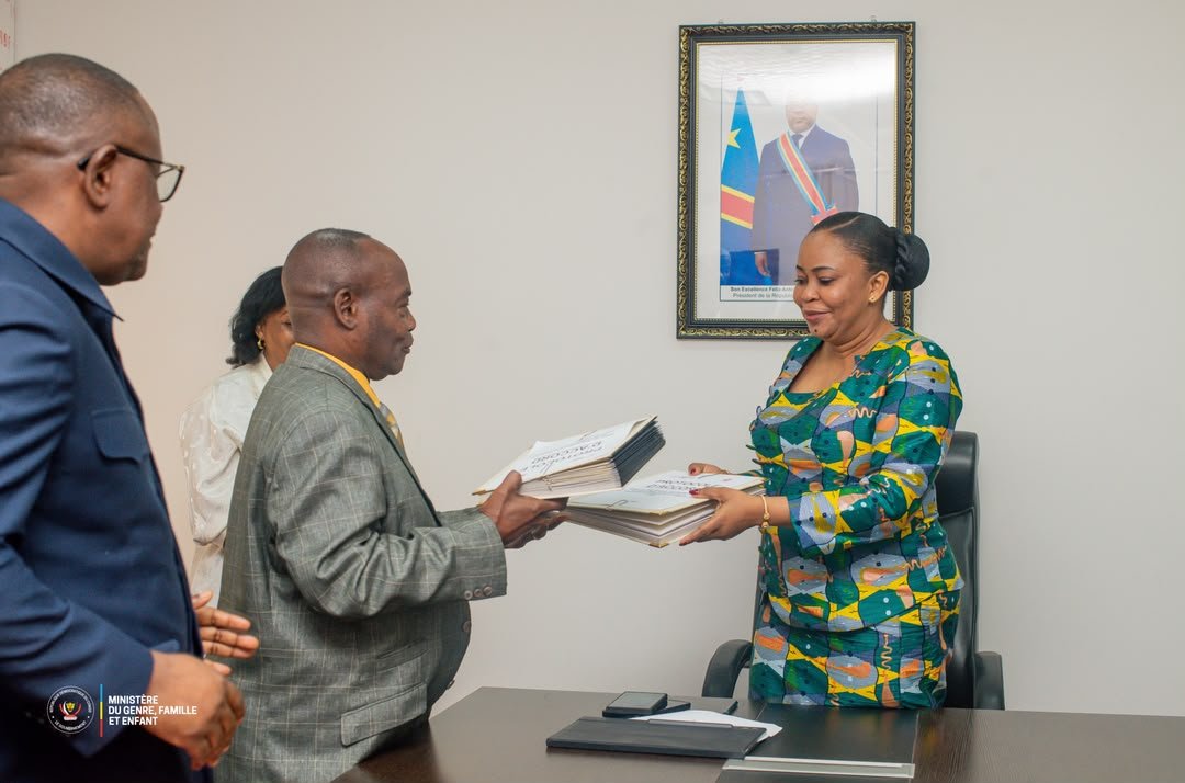 MichelineOMbae's tweet photo. Plus qu’une simple signature d’accord, il s'agit d'un moment rare. Je viens de poser un acte fondateur pour l’avenir de nos foyers. Ce jeudi 13 août 2026, à Kinshasa, j’ai mis sur pied un partenariat stratégique avec SANRU pour réinventer la sécurité sanitaire des familles congolaises.

En tant que Ministre du Genre, Famille et Enfant, ma vision est claire : nous ne pouvons pas bâtir une société forte sans placer l’approche genre au cœur de notre système de santé. Ensemble, pour la période 2026-2030, nous allons concevoir une Politique nationale de la famille moderne et inclusive. Grâce à l’expertise technique de SANRU, nous allons abattre les barrières et garantir un accès universel aux soins. Je m’engage personnellement à ce que chaque mère, chaque enfant et chaque père de la République Démocratique du Congo se sente protégé, valorisé et accompagné.

@PresidenceRDC
@ONUFemmes @PrimatureRDC @Fatshi13 @TinaSalama @PatrickMuyaya