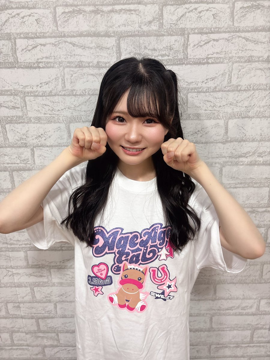 cn5mb's tweet photo. ともちゃが出てる配信見てます！
なんかめっちゃかわいい！いい感じ！！
ここにあいしゃんに座ってほしいなぁとしみじみ思う…
競馬予想（この画像の予想は7/12の七夕記念で的中してます）するほど競馬好きのかわいいあざとい女の子です
#内田愛彩 https://t.co/Gn4obgH5Rr