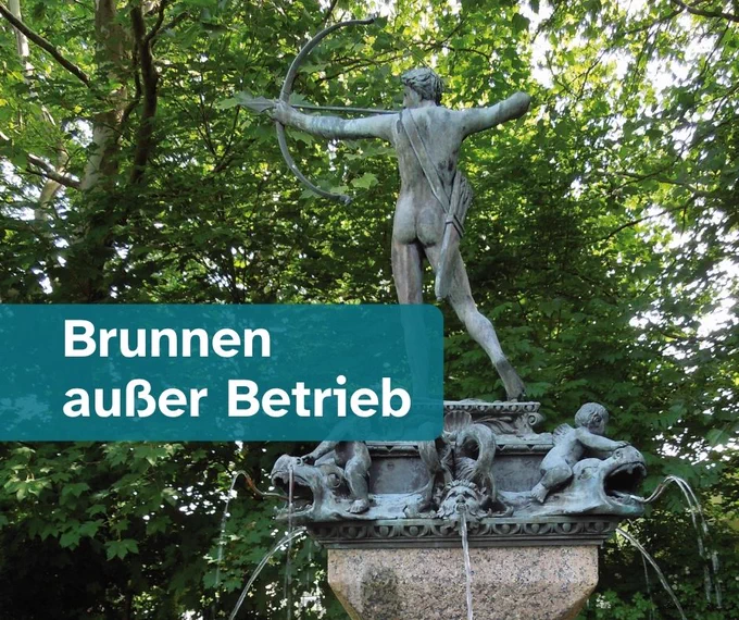 Der Apollobrunnen besteht aus einer Bronzestatue mit Pfeil und Bogen und wasserspeienden Figuren darunter auf dem Sockel. Im Hintergrund sieht man grüne Bäume.
Foto: Jürgen Milowski