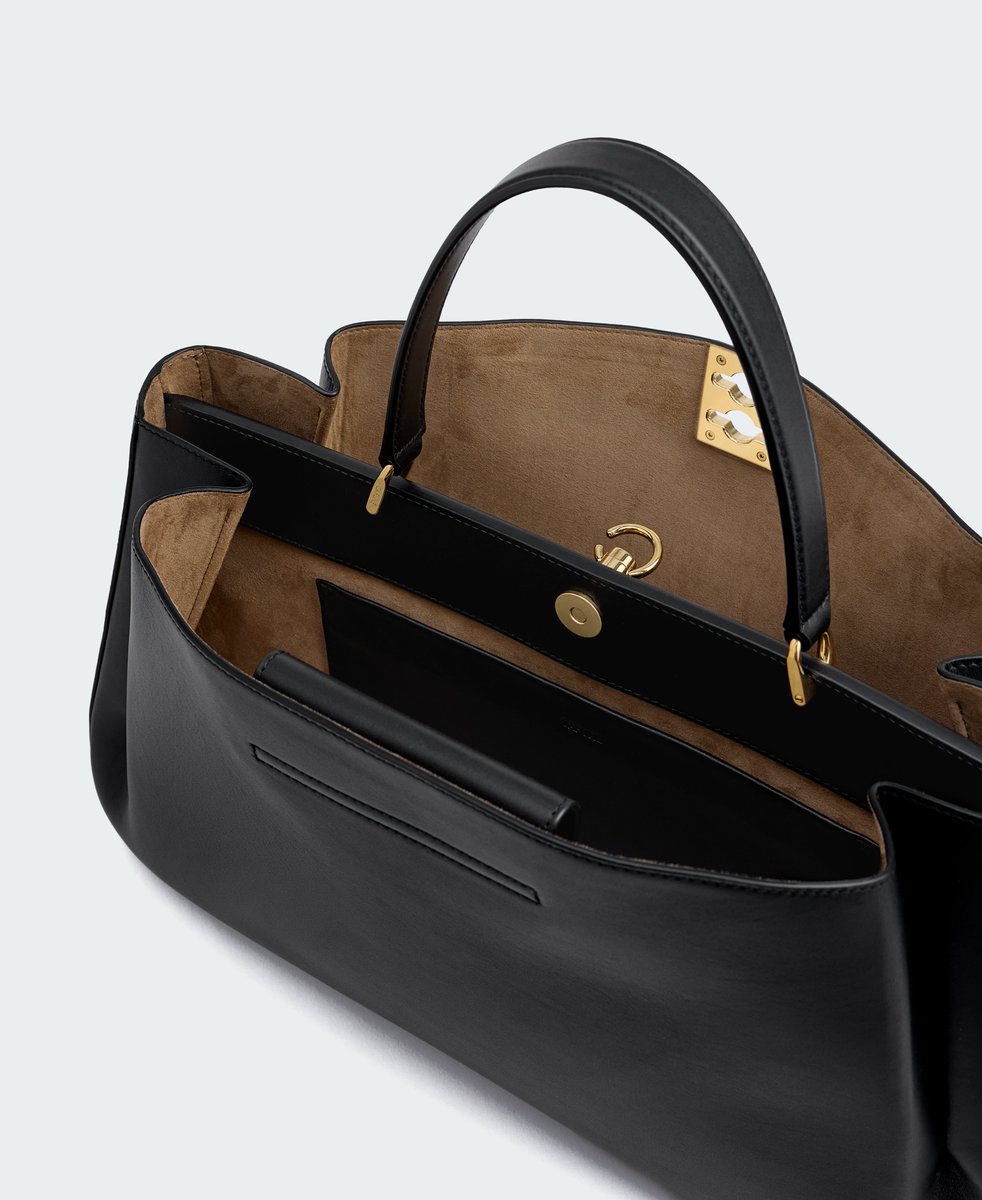 info_cafune's tweet photo. 【新作Cadence Bag】美しさと機能性を両立
✦ 2コンパートメント｜荷物を美しく整理整頓
✦ 2WAY仕様｜手持ちも肩掛けも心地よく
✦ 軽量設計｜軽やかな持ち心地で一日中ストレスフリー

▼ コレクションを今すぐチェック
https://t.co/GEchTTlFtk

#カフネ #仕事バッグ #新作 https://t.co/bWRKc9rOPr