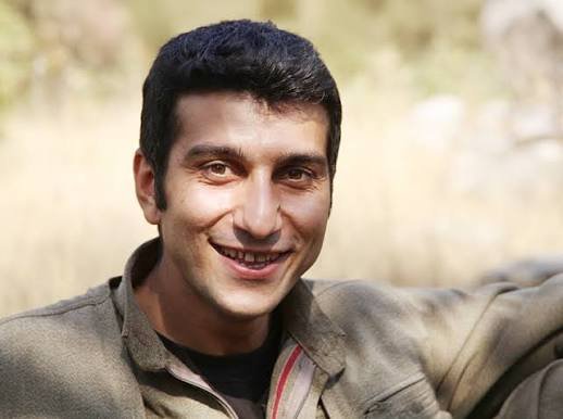 suweydapir's tweet photo. Kenîna azad, ji dil derkeve û tu sînoran nas nake. Ew kenê ku bê tirs ji lêvan dibare, ronahiya giyanê mirov e. Çawa ku çûkek di ezmanê berfireh de bi azadî baskên xwe dihejîne, kenekî azad jî wisa zincîren xem û zextan dişkîne.
Ş ÇİYA RİZGAR https://t.co/82G8A0l44E
