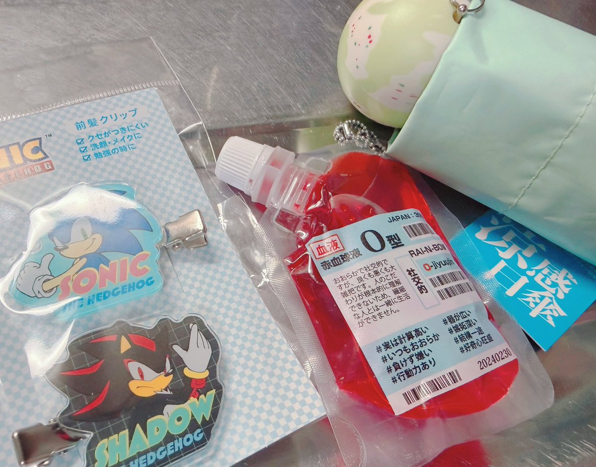 Kbreak8624's tweet photo. 本日出先にてソニとシャドのヘアクリップを見つけ、ガチャガチャで血液パックを見つけてO型を引き当て(来夢はB型旦那はA型)、31の日傘が売ってたから旦那に買ってもらいました⸜( ˶'ᵕ'˶)⸝

あとスパイダーマンの映画面白かったです。 https://t.co/yK8nsTrDf1