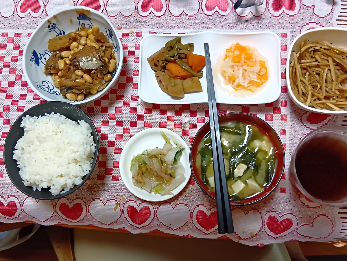 hir7148's tweet photo. 12日の夕飯は、串カツ、根菜の煮物、たら煮、ネギと油揚げの味噌汁、金平ごぼう、なま酢、白菜漬、白飯。
13日は、たら煮、根菜の煮物、なま酢、金平ごぼう、白菜漬、ワカメと豆腐の味噌汁、白飯。
14日は、備蓄品の賞味期限対策で、野菜ラーメンとおにぎり。 https://t.co/6XrNuvzqg4