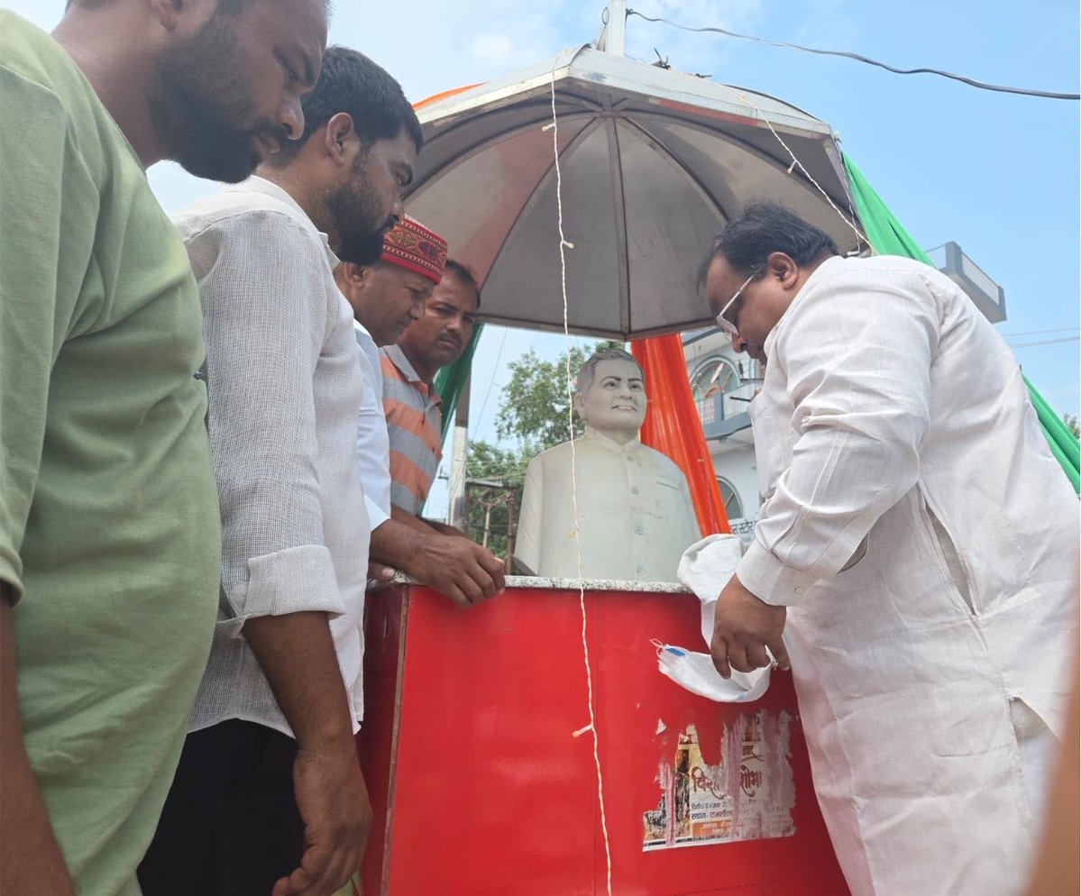 bjpannu79's tweet photo. आज प्रातः अटल चौराहे पर श्रद्धेय अटल बिहारी वाजपेयी जी की प्रतिमा की साफ-सफाई कर स्वच्छता एवं सम्मान का संदेश दिया।
श्रद्धेय अटल जी को शत्-शत् नमन। @BJP4India @BJP4UP @idharampalsingh https://t.co/Vt86Q5c0Gq