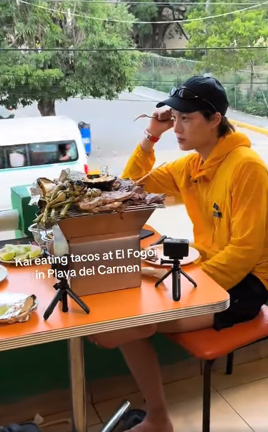 Akilah4Kai's tweet photo. Op who didn't know who they were had attended to them. They asked for permission to record and stayed for 3hrs, the atmosphere was epic, they were very kind and told op they are going to release a series on Netflix. cr: Elias Martinez #Kaiinmexico #exokai #Jongin https://t.co/LfxkOISdNB