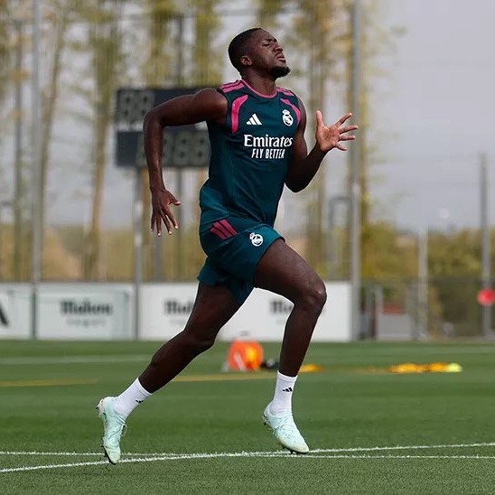 theMadridZone's tweet photo. 🚨 NEW: Real Madrid ALREADY have a defensive shortage at the start of the season.

Both Eder Militão and Raúl Asencio are out with long-term issues. 

Jose Mourinho only has Antonio Rüdiger, Ibrahima Konate and Dean Huijsen available. @diarioas https://t.co/eSw3BVhSyR