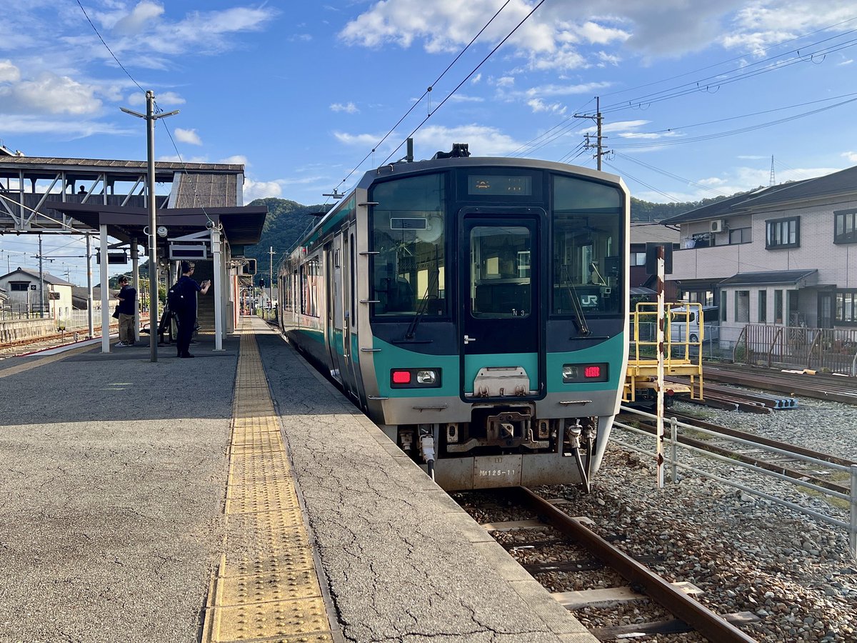 temmy1967's tweet photo. 【2026夏の乗り鉄たび⑤】
大阪駅から福知山線で谷川駅に到着。列車本数が極めて少ない加古川線に予定通り乗ることが出来た。谷川→西脇市間は午後運行間隔が3時間くらい空く時間帯があり、それにぶつかると悲惨極まる。何とか125系電車で最難関の加古川線の西脇市駅へ #乗り鉄 #鉄道 https://t.co/kFTe3eCiqC