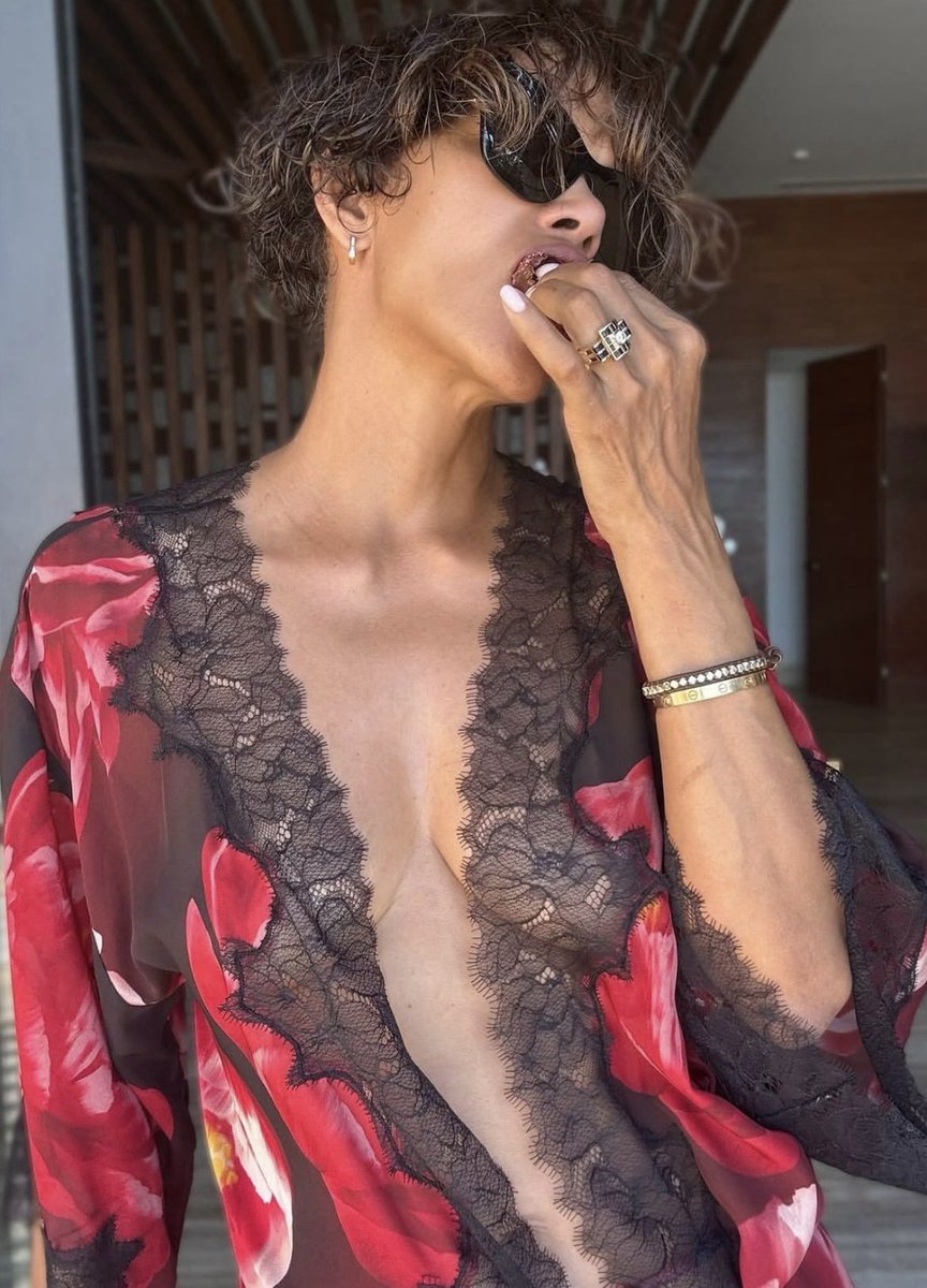 thatfamousboi's tweet photo. Halle Berry is 60 and still hotter than most Gen Z https://t.co/t8j7XuYkOv