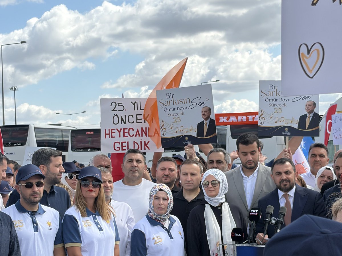 RYagar's tweet photo. 🇹🇷 Ankara Yolunda Büyük Teşkilat Buluşması

AK Parti’mizin 25. kuruluş yıl dönümü vesilesiyle, Genel Başkanımız ve Cumhurbaşkanımız Sayın Recep Tayyip Erdoğan’ın katılımıyla Ankara Millet Bahçesi’nde gerçekleştirilecek 25. Yıl Özel Mitingi için İstanbul teşkilatlarımızla Ankara yolundayız.

İstanbul’un 39 ilçesinden yaklaşık 15 bin teşkilat mensubumuz, 300 otobüs, Yüksek Hızlı Tren ve çeşitli ulaşım araçlarıyla Ankara’ya hareket etti.

Ankara yolculuğumuzun önemli duraklarından biri olan Kocaeli Sevindikli Dinlenme Tesisleri’nde teşkilatlarımızla bir araya geldik. İstanbul teşkilatımızın 25 yıllık dava ve hizmet yolculuğunun heyecanını hep birlikte paylaşarak Ankara’ya doğru yolumuza devam ediyoruz.

Milletimizle Çeyrek Asır, Türkiye Geleceğe Hazır! 🇹🇷

#MilletimizleÇeyrekAsır #AKParti25Yaşında

@akpartiistanbul 
@abdullahozdemir 
@akbcekmece