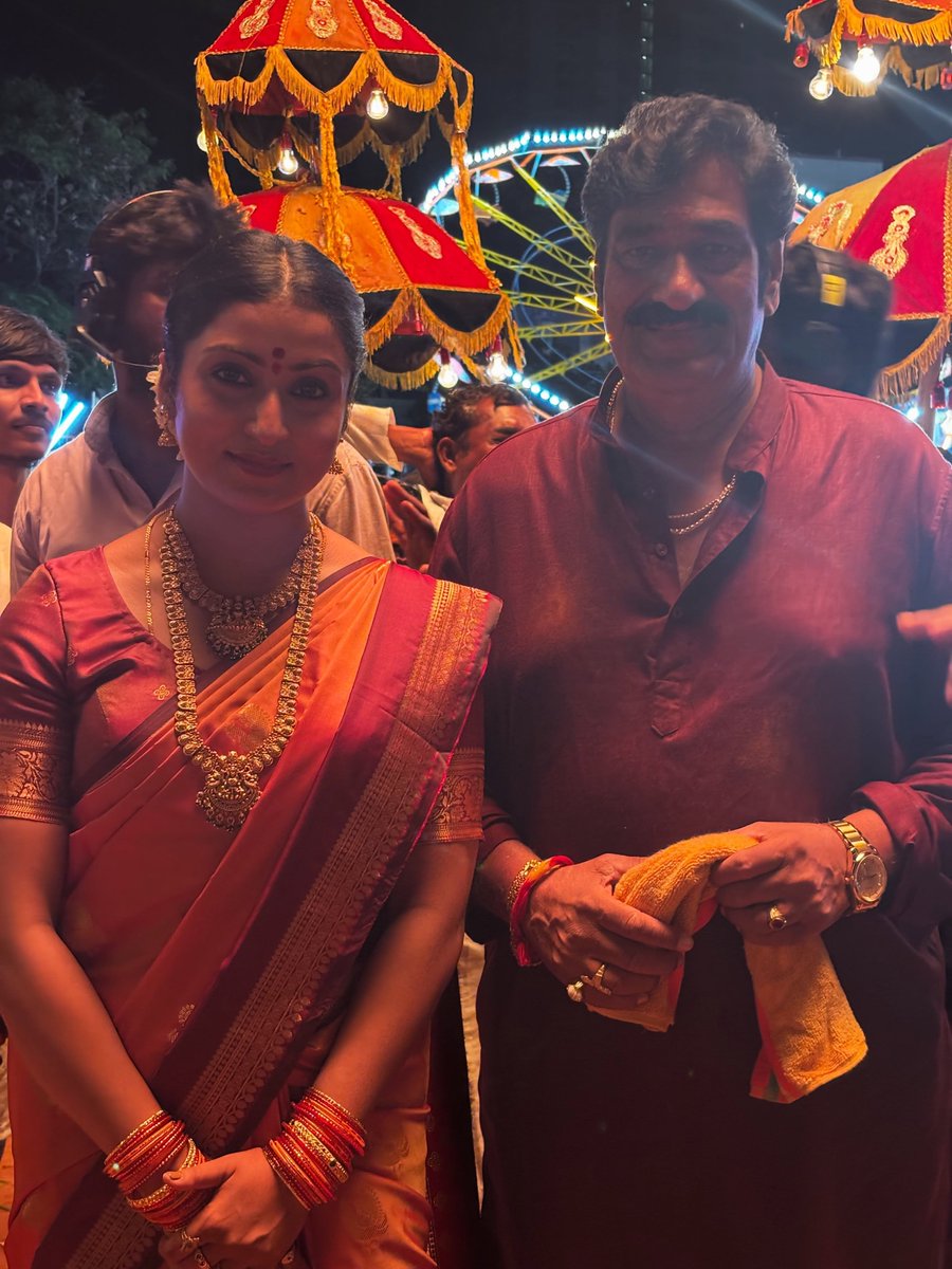 OdiaMovieDB's tweet photo. From the sets of Odia actress Ankita Dash's upcoming Telugu film 🎬✨
ଓଡ଼ିଆ ଅଭିନେତ୍ରୀ Ankita Dashଙ୍କ ନୂଆ Telugu journey ର କିଛି ଝଲକ ❤️
🎥 A festive night filled with lights, tradition & cinema vibes!
#AnkitaDash #Ankita #TeluguFilm #OdiaActress #Tollywood #FilmSets https://t.co/MFXjqx3Rxz
