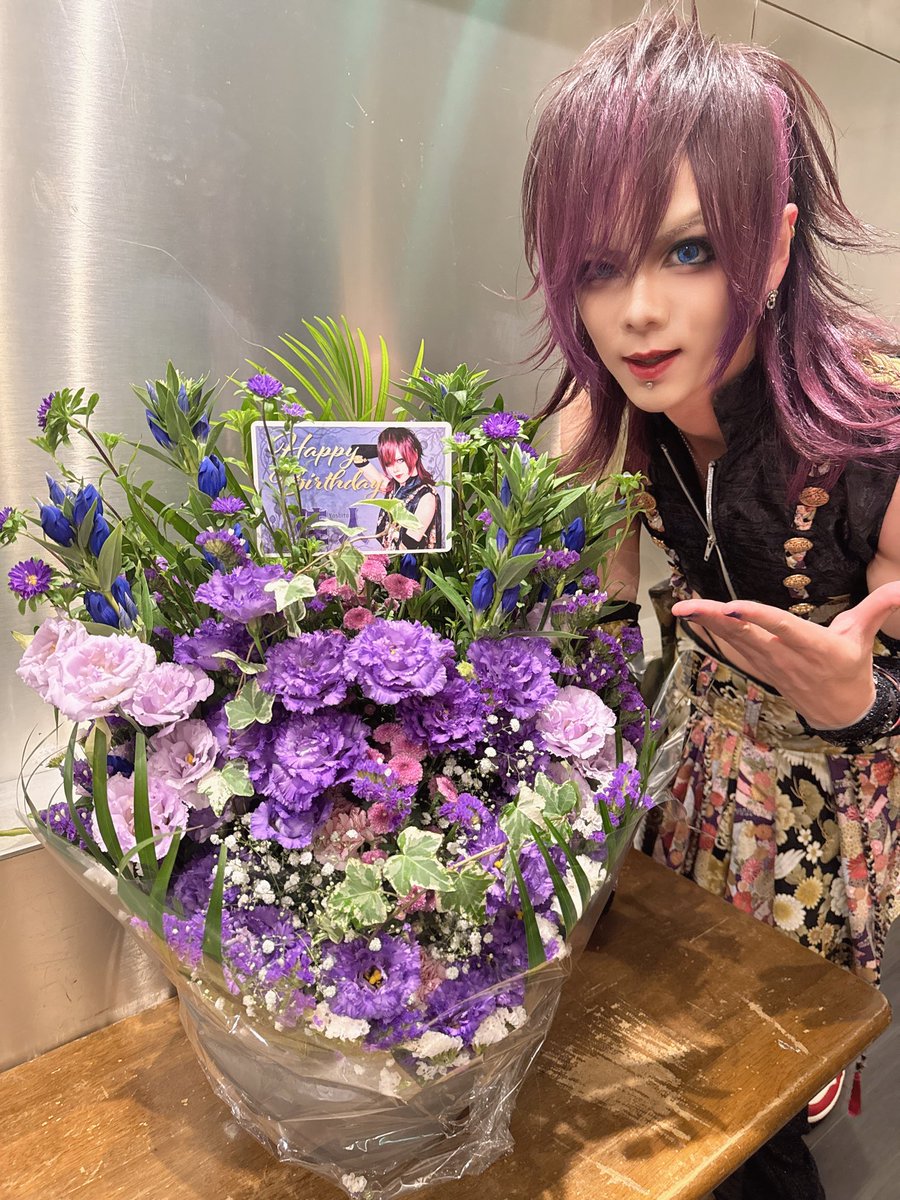 azami_yoshito's tweet photo. ハピバのお花
デザインがすげーきれいでオシャレでカッコよくてまるでオレのよu…
このうれしいサプライズのおかけで良いテンション感でライブにいどめたと思ってる感謝
よろしくねこれからも
らびゅ https://t.co/cAn3Aq7gui