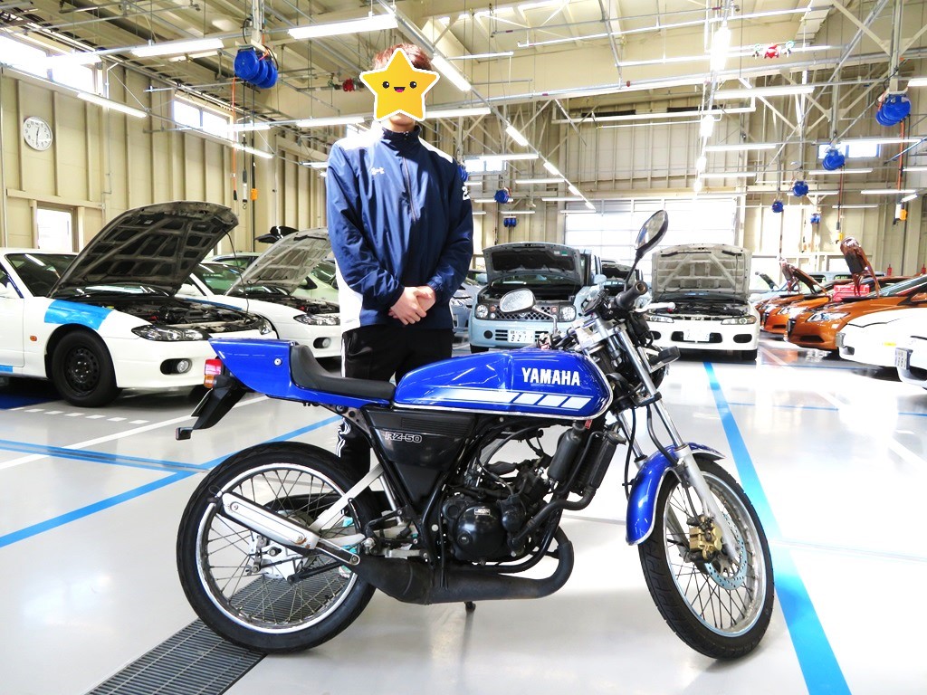 koutan_syougai's tweet photo. 俺たちの愛車自慢【No.173】(再)
今回は、自動車工業科2年生のK 君(新潟県央工業高校出身)の愛車 平成11年式 ヤマハ RZ50(RA02J)を紹介します。
#俺たちの愛車自慢 #新潟工業短期大学 #自動車 #生涯学習 #自動車整備士 #メカニック #ヤマハ #YAMAHA #RZ50 #RA02J #原付 #バイク #ツーリング https://t.co/7RMDLnwvd1